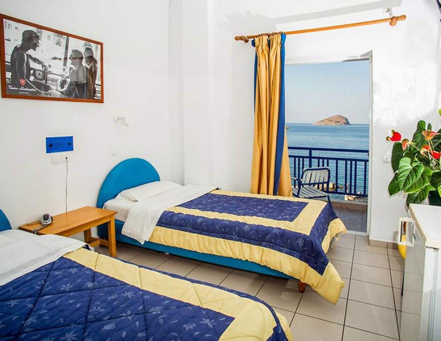 ΚΥΑΝΗ ΑΚΤΗ3